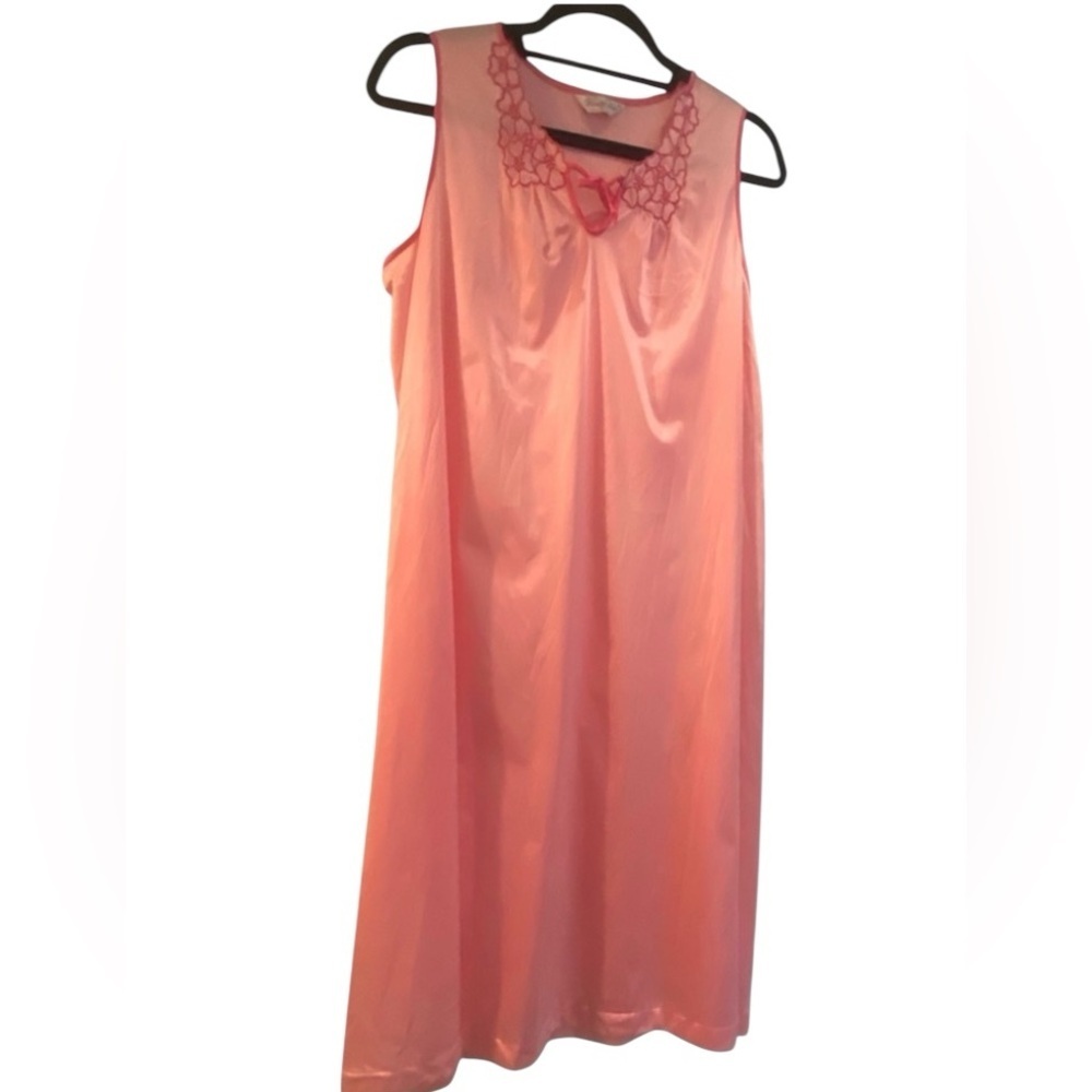 Vanity Fair Women’s vintage Pink midi sleeveless Nightgown new with tags M/L